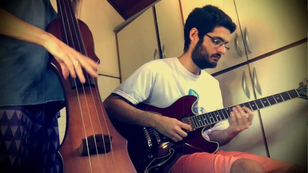 alvaro fusco e gabriel miguez tocando e ensinando sobre teoria musical